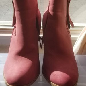 Silver Circle hot pink 3 1/2 in heel boots with tassels.